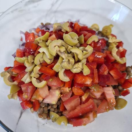 Ensalada de lentejas de tierra de campos con sepia y verduras