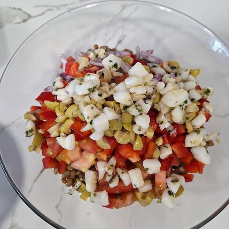 Ensalada de lentejas de tierra de campos con sepia y verduras