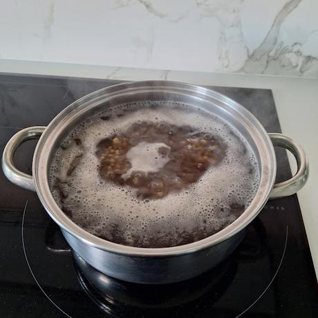 Ensalada de lentejas de tierra de campos con sepia y verduras