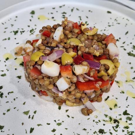 Ensalada de lentejas de tierra de campos con sepia y verduras