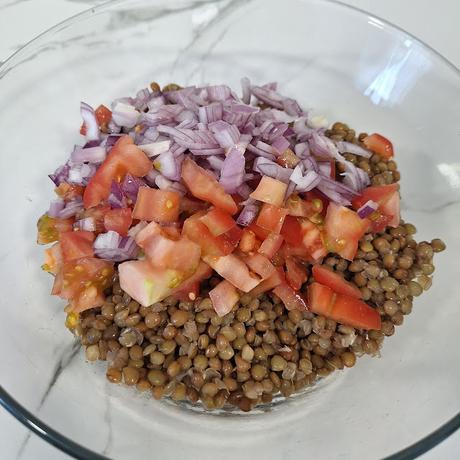 Ensalada de lentejas de tierra de campos con sepia y verduras