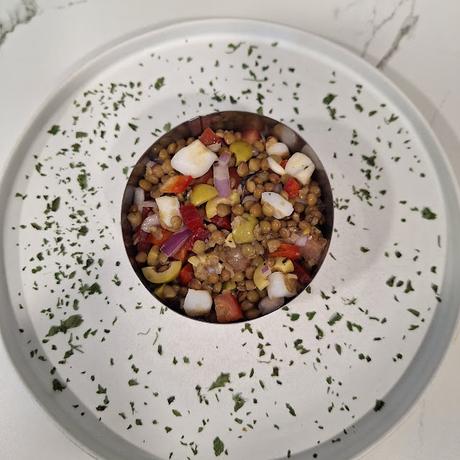 Ensalada de lentejas de tierra de campos con sepia y verduras