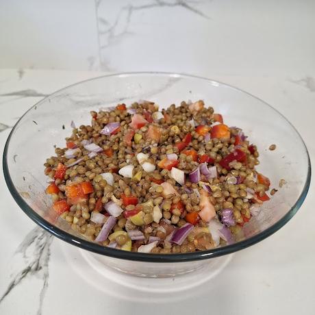 Ensalada de lentejas de tierra de campos con sepia y verduras