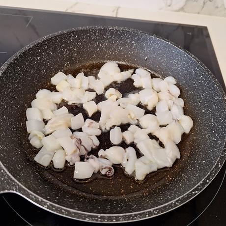 Ensalada de lentejas de tierra de campos con sepia y verduras