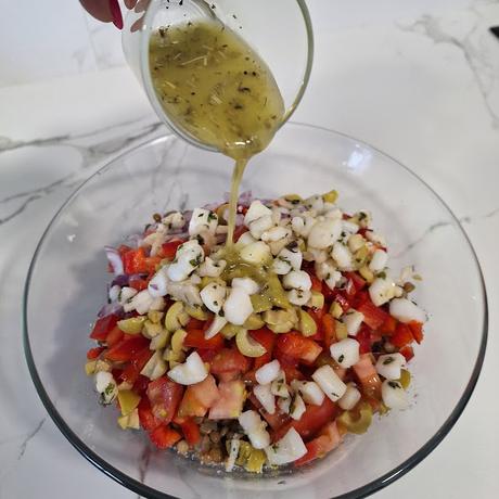 Ensalada de lentejas de tierra de campos con sepia y verduras