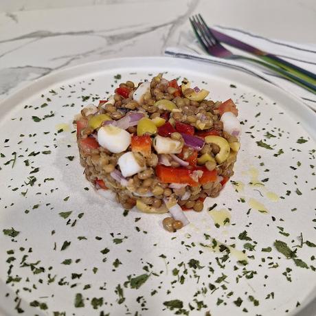 Ensalada de lentejas de tierra de campos con sepia y verduras