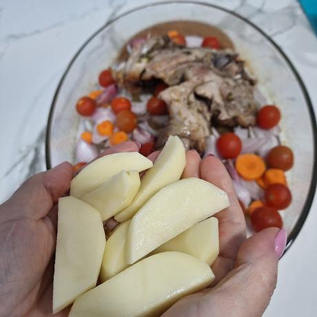 Paletilla de cordero con verduras asada al horno Paletilla de cordero con verduras asada al horno
