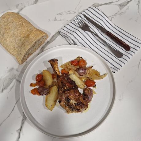 Paletilla de cordero con verduras asada al horno