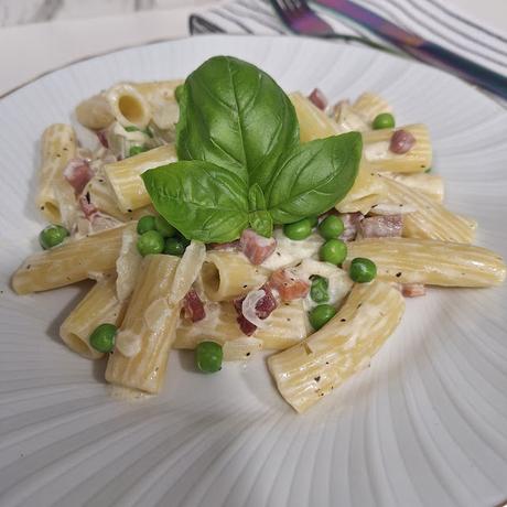 Pasta con jamon y guisantes en salsa de queso