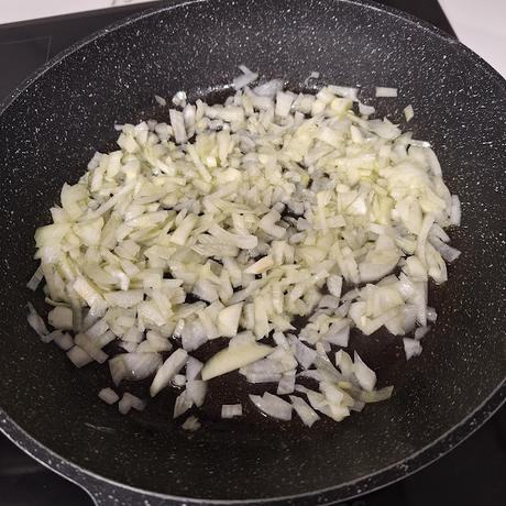 Pasta con jamon y guisantes en salsa de queso