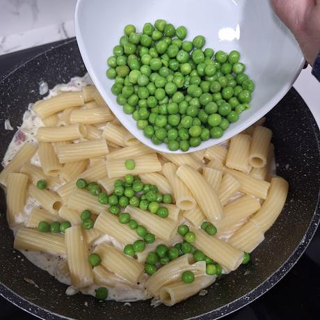 Pasta con jamon y guisantes en salsa de queso
