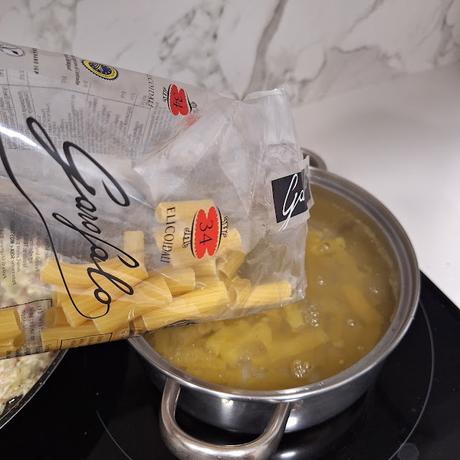 Pasta con jamon y guisantes en salsa de queso