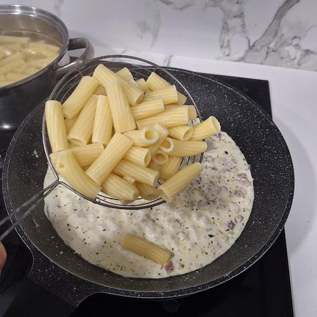 Pasta con jamon y guisantes en salsa de queso