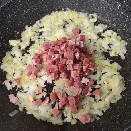 Pasta con jamon y guisantes en salsa de queso