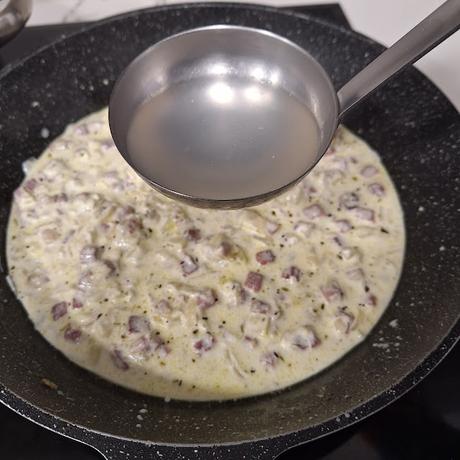 Pasta con jamon y guisantes en salsa de queso