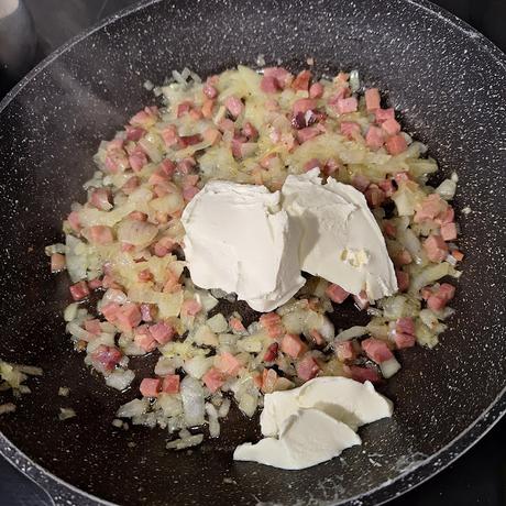 Pasta con jamon y guisantes en salsa de queso