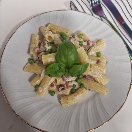 Pasta con jamon y guisantes en salsa de queso