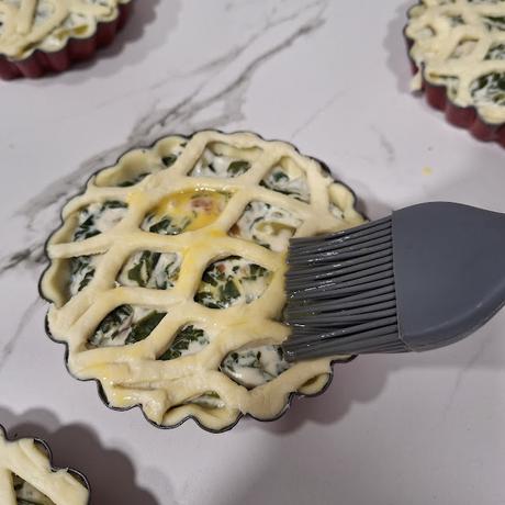 Tartaletas de hojaldre rellenas de acelgas y queso roquefort
