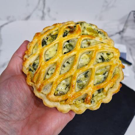 Tartaletas de hojaldre rellenas de acelgas y queso roquefort