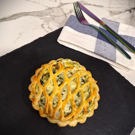 Tartaletas de hojaldre rellenas de acelgas y queso roquefort