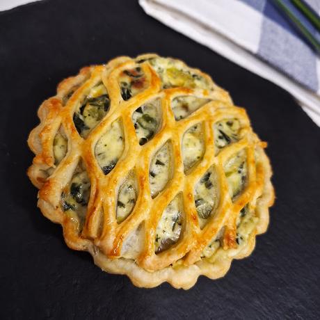 Tartaletas de hojaldre rellenas de acelgas y queso roquefort
