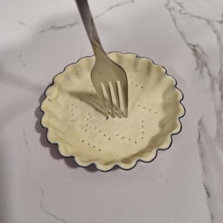 Tartaletas de hojaldre rellenas de acelgas y queso roquefort