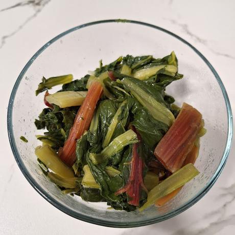 Tartaletas de hojaldre rellenas de acelgas y queso roquefort