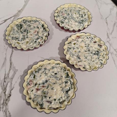 Tartaletas de hojaldre rellenas de acelgas y queso roquefort