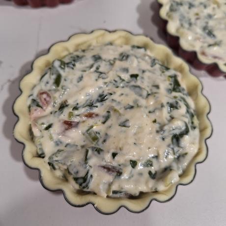 Tartaletas de hojaldre rellenas de acelgas y queso roquefort