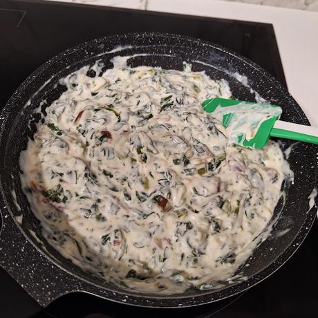 Tartaletas de hojaldre rellenas de acelgas y queso roquefort