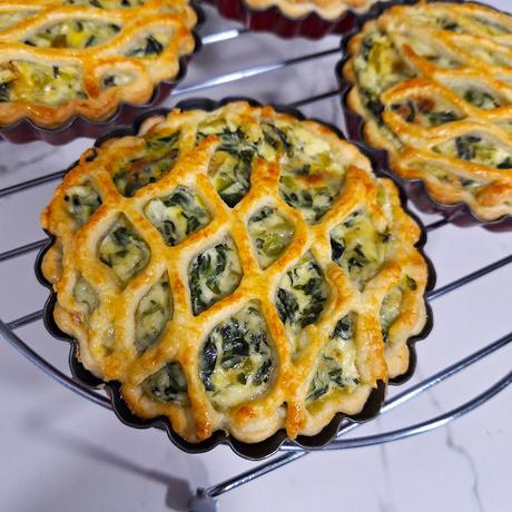 Tartaletas de hojaldre rellenas de acelgas y queso roquefort
