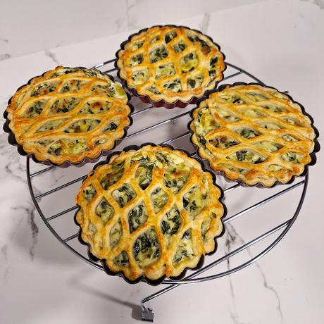 Tartaletas de hojaldre rellenas de acelgas y queso roquefort