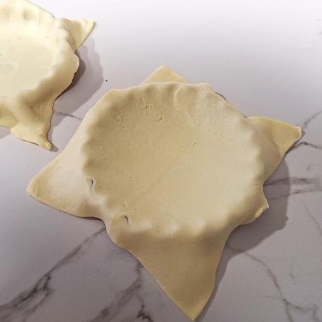 Tartaletas de hojaldre rellenas de acelgas y queso roquefort