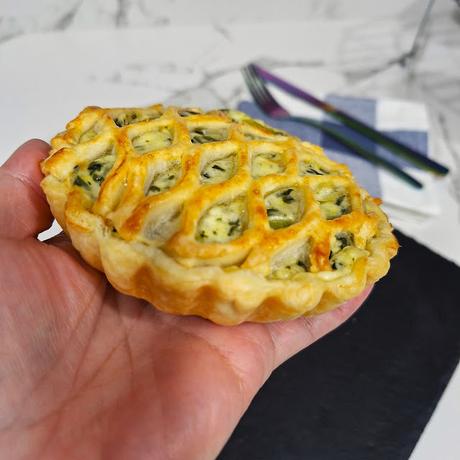 Tartaletas de hojaldre rellenas de acelgas y queso roquefort