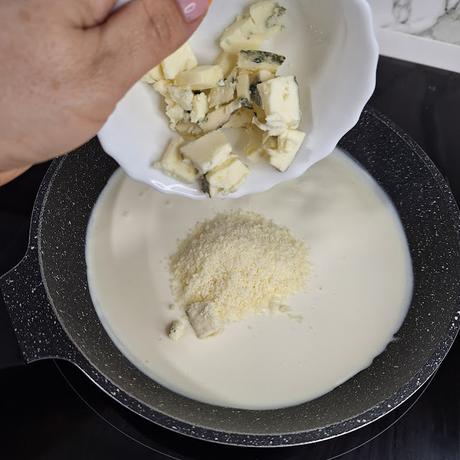 Tartaletas de hojaldre rellenas de acelgas y queso roquefort