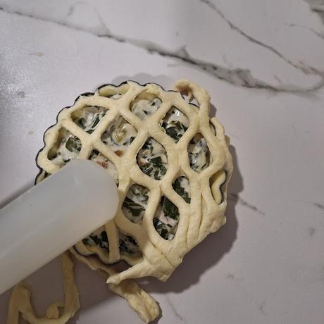 Tartaletas de hojaldre rellenas de acelgas y queso roquefort