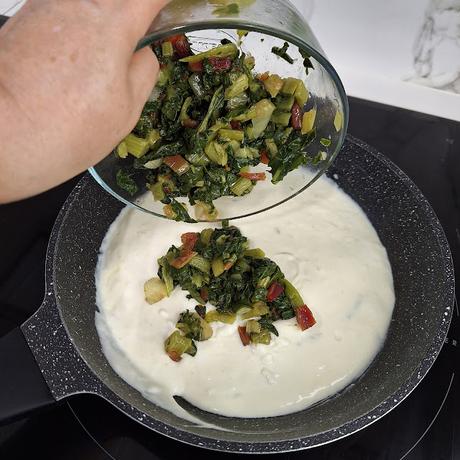 Tartaletas de hojaldre rellenas de acelgas y queso roquefort