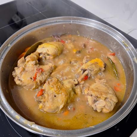 Jamoncitos de pollo guisado a la cerveza