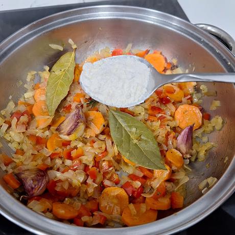 Jamoncitos de pollo guisado a la cerveza