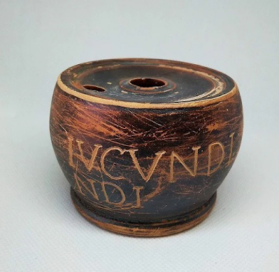 EL ATRAMENTARIUM ROMANO: LA TINTA NEGRA QUE ESCRIBIÓ LA HISTORIA DE ROMA. EL ATRAMENTARIUM ROMANO: LA TINTA NEGRA QUE ESCRIBIÓ LA HISTORIA DE ROMA.