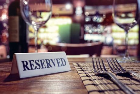 los restaurantes no pueden cobrar un precio extra por reservar mesa