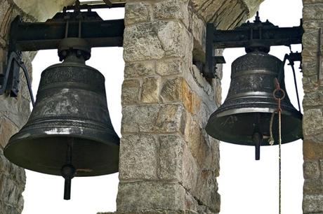 EL SILENCIO DE LAS CAMPANAS: CUANDO EUROPA PROHIBIÓ EL TOQUE QUE MARCABA LA VIDA