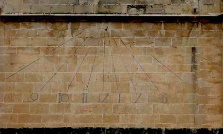 Gnomónica en el claustro de la Catedral de Tortosa