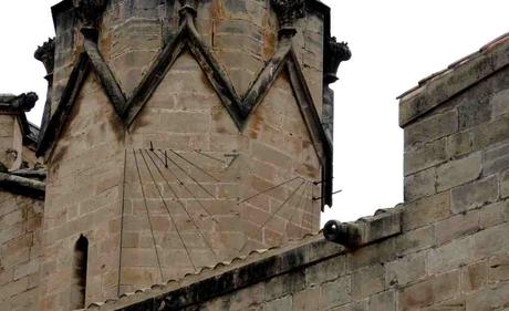 Gnomónica en el claustro de la Catedral de Tortosa Gnomónica en el claustro de la Catedral de Tortosa