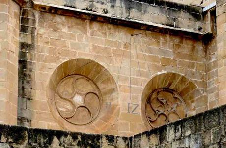 Gnomónica en el claustro de la Catedral de Tortosa Gnomónica en el claustro de la Catedral de Tortosa