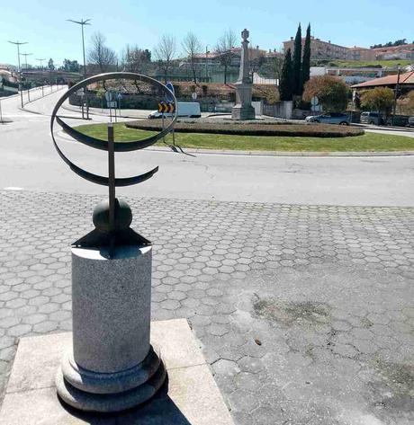 Relojes solares y pacífico icosaedro en Lamego