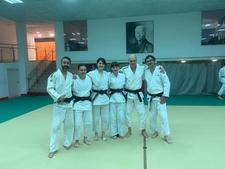 Casi 60 años. Cinturón negro. Y una sonrisa que viene de muy lejos