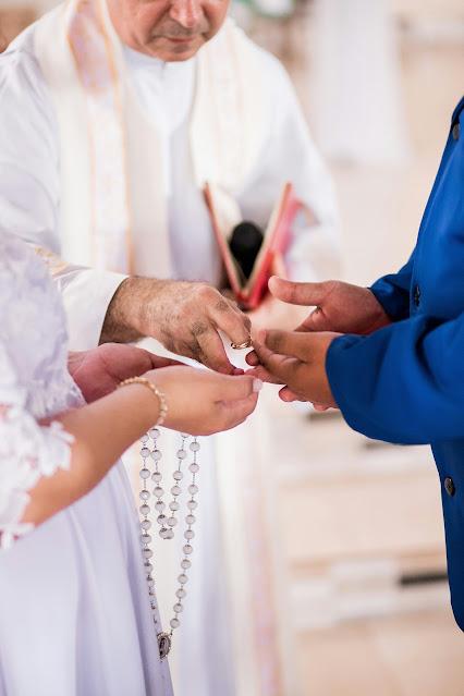 Sacerdote celebrando una boda Sacerdote celebrando una boda