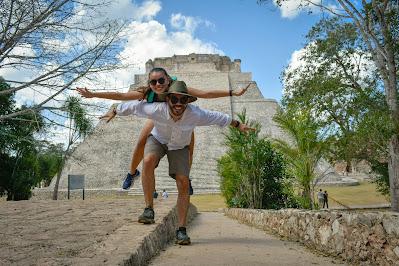 Pareja posando con una pirámide detrás