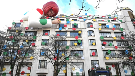 kusama sobre tienda luis vuitton paris